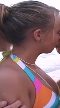 Trzy loszka stają się nagie na wakacjach na plaży