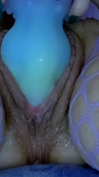 Lunaxscorpia își întinde pizda păroasă și grasă cu vibrator Fantasy Rainbow și pumni dur, cremă peste tot
