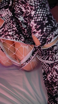 Cette bombasse excitée à forte poitrine ne s'attendait pas à se faire baiser comme ça ! Lilykoti