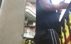 Risicovol sanitair applaus terwijl dildo in de kont en op het balkon speelt