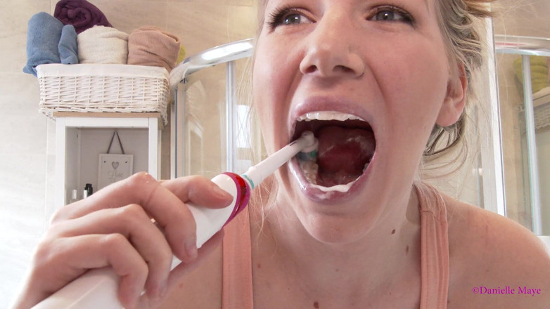 DanielleMaye: Розовая электрическая зубная щетка