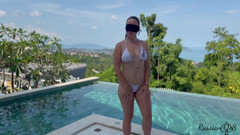 RussianQOS: Masturbuje u bazénu v luxusní vile