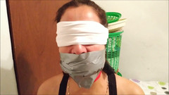 Selfgags Latina Bondage: Latinskoamerická nevlastní máma se roubíkem ve svém prvním videu s...