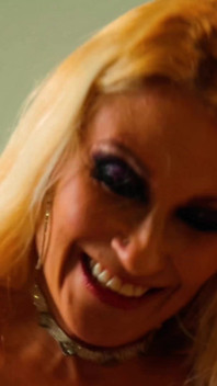 La leggendaria pornostar tongue scopa il culo del tizio
