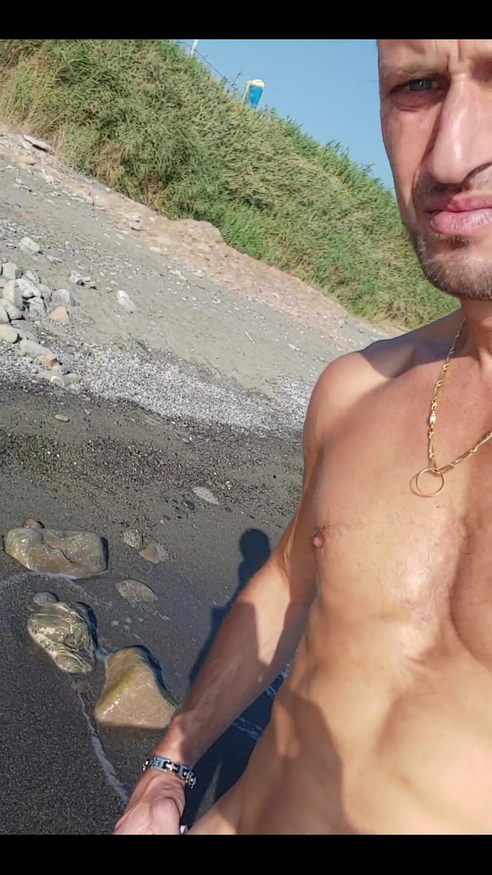 Boy jerking off: Caminata matutina en la playa
