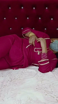Une bhabhi desi à gros nichons se masturbe avec un gros gode