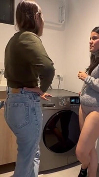 Mi Companera Del Trabajo Me Vuelve Lesbiana En El Cuarte De Ropas De Sus Casa