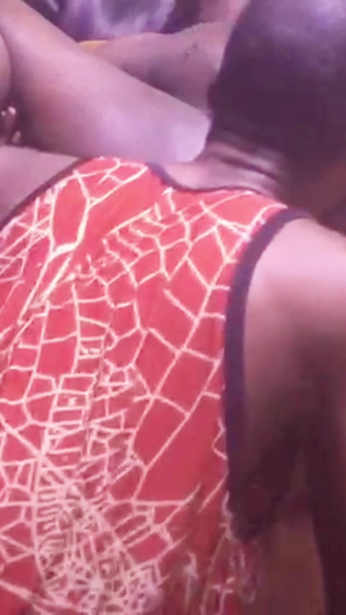 Sexylary: Un jeune copain et un garçon sucent et lui enculent...