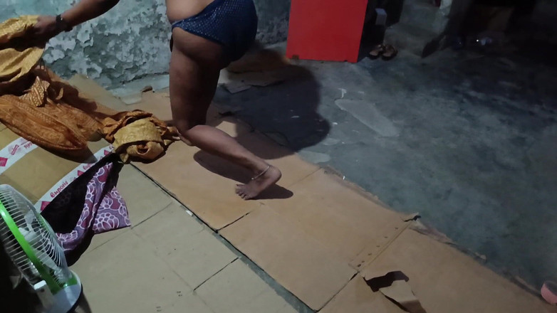 Nirman: Bhabhi s velkým zadkem se převléká a boy watchig