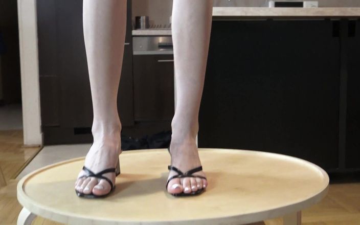 Solo Austria: Strip-tease de la fille d’à côté !