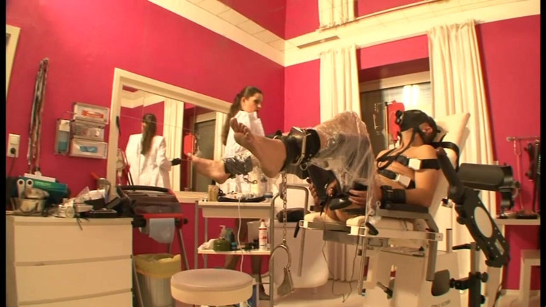 Absolute BDSM films - The original: Ponižující penisový trest v plynové masce