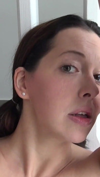 Une brune excitée reçoit le traitement qu’elle voulait