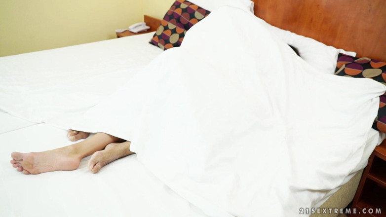 21 Sextreme: 21 SEXTREME - Carry Cherry Lets Lesbian Senior Citizen Rub Her...