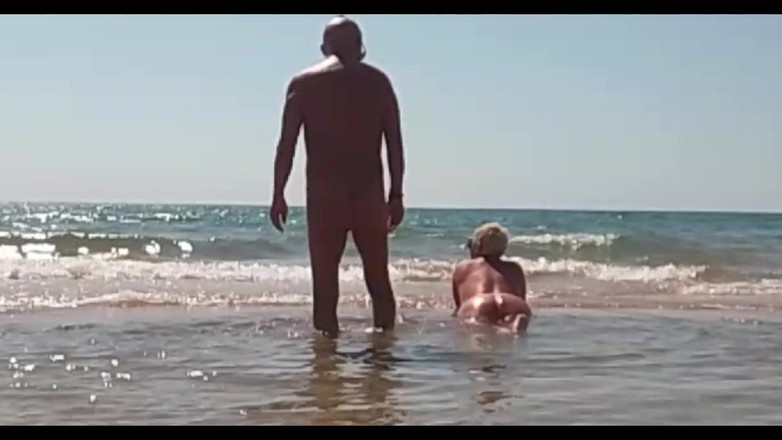 Crazyfamily 1970: Плавання голим