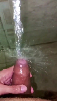 Brak masturbacji wodą w rękach. Pozwalając strumieniu wody spaść na mojego dużego nieoszlifowanego latynoskiego kutasa, aż mnie spust bez rąk?