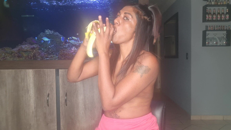 domslutfucker: Desi nahoře bez mačká její prsa, když saje a deepthroats...