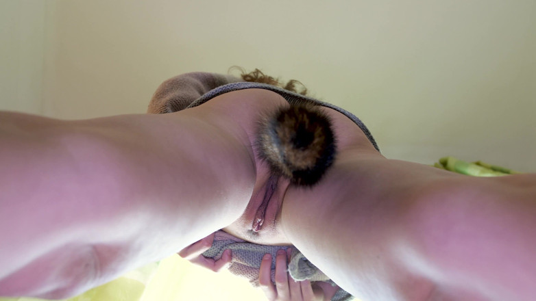 Peaches and Bananas: Nahaufnahme muschi-porno mit butttail analplug