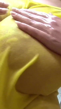 Awek bertetek besar dan puting besar melancap di dapur dengan dua dildo dan badan berminyak