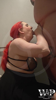 Kozatá asijská Američanka Sissy Tranny Trap Hluboko v krku a ošukaná na veřejné koupelně
