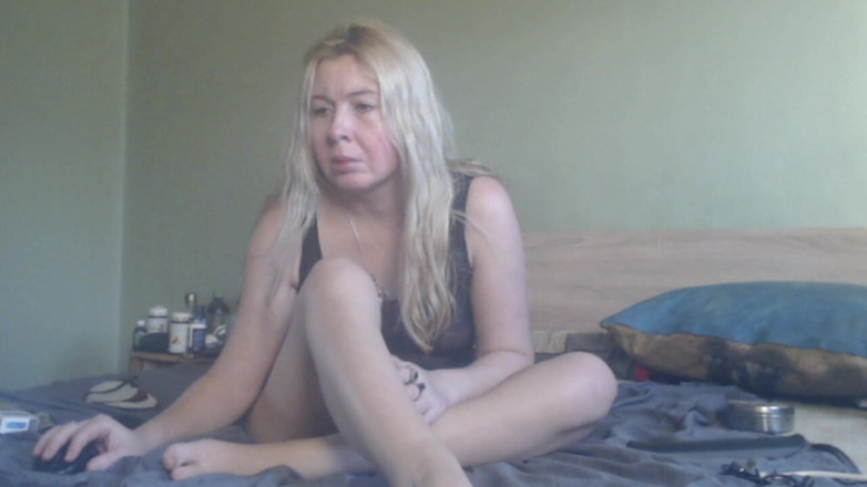 sunshinegoddes: Blond super milf onanerar med lotion