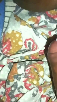 Un couple de villageois tamouls sexy baise la nuit et reçoit un creampie dans sa chatte
