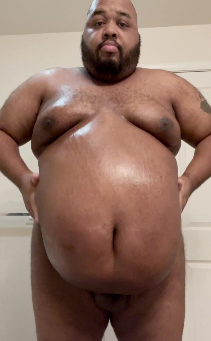 Blkhole420: 我的脂肪垫开始覆盖我的鸡巴，有时它吞下它，让我看起来没有割包，我真的很喜欢它。