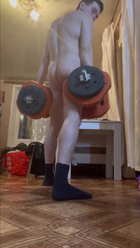 Saya berjongkok dengan barbel dan melakukan lunges dengan dumbbell, dan prolaps anus saya jatuh dari pantat saya karena tekanan dan lendir