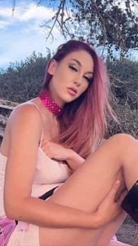 Artemisia miluje sexy venku v přírodě, ukazující své dokonalé tělo