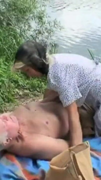 Krásná blonďatá kamarádka přijde a vezme ji na piknik na dobré šukání
