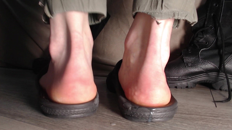 Hunky time: Sperma dalam selipar getah