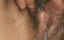 Mommy big hairy pussy: Une MILF joue avec sa chatte poilue