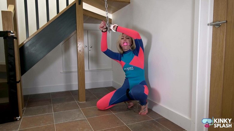 UKCuteGirl Lucy Lauren: Neoprene Suit, rantai &amp; usikan muka