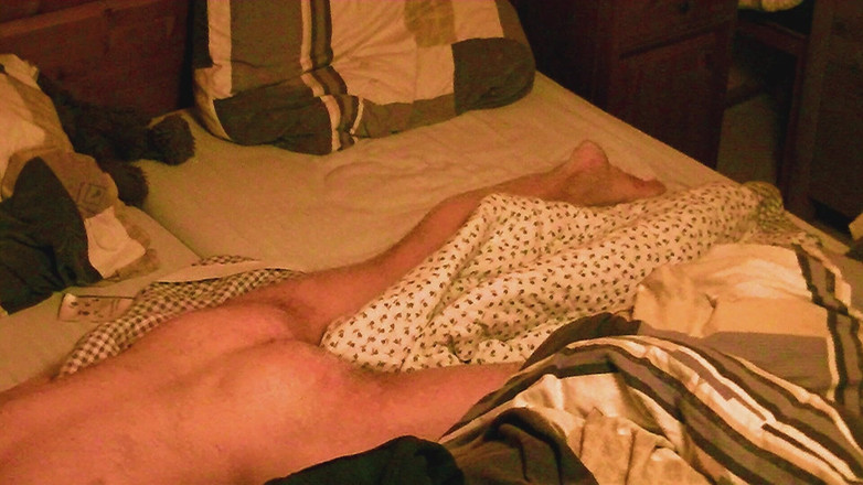 Mark Hannes: Nahá masturbace hump v posteli