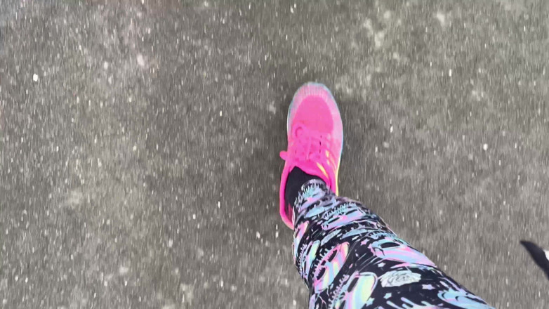 EeveeXo: ランニング後の汗ばんだ足を洗う