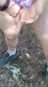 Znaleziono uroczą tattoed girl jeżdżącą na rowerze w lesie i jebanie jej owłosioną cipkę