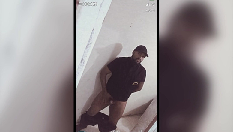 TheBlacKHunterr: 직장에서 자위하는 보안