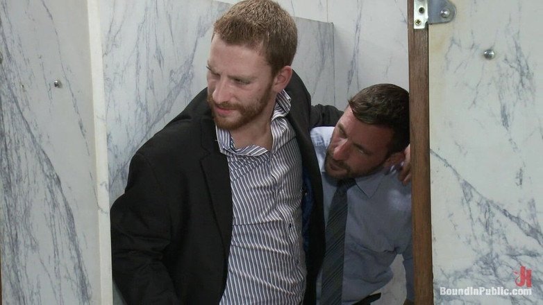 Bound in public: Unternehmens-fotze bekommt mund und arsch von einem mob geiler männer...