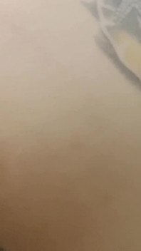 Heiße MILF zeigt ihren reifen haarigen arsch und ihre muschi