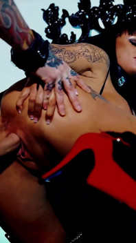 Amica Bentley călărește o pulă cu pizda ei umedă și păroasă