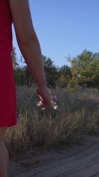 Chica en vestido corto camina al aire libre y muestra el culo