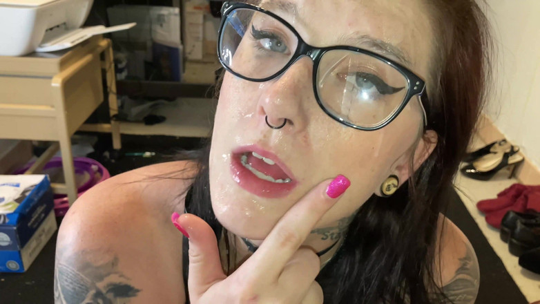 Missellie8: Kancelářská bimbo děvka