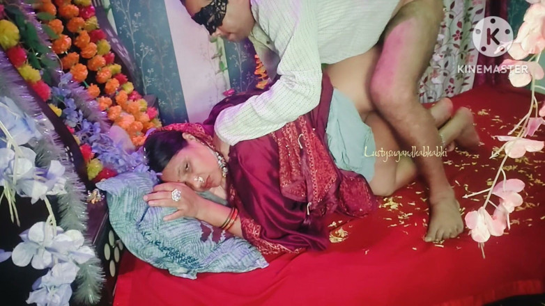 Lustykajolbhabhi: Comemore a noite de núpcias com Mili Bhabhi no caminho.