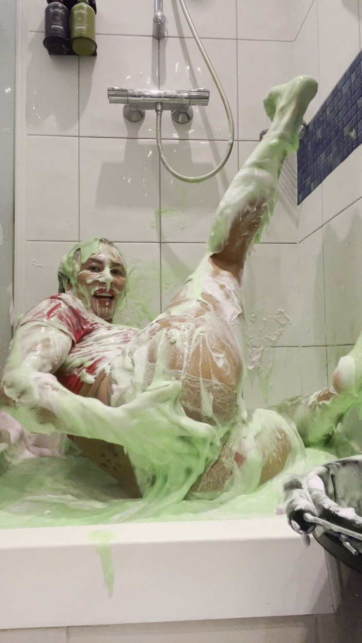 CALLIE ROKS: 顔にピンクのパイがかかり、頭の上に粘液バケツをかけられました