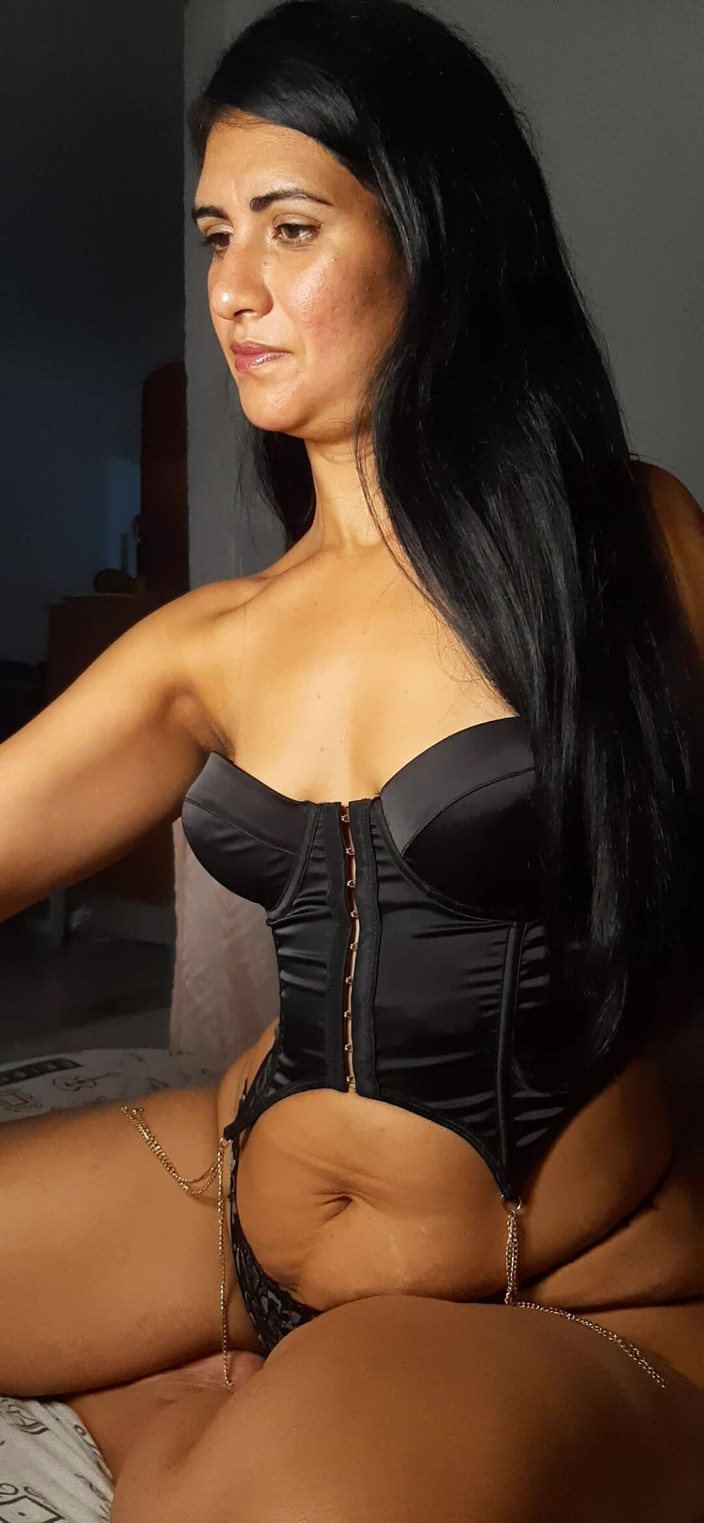 Renatinharj: Vanessinha menunjuk-nunjuk di ruang tamu yang cantik dan indah
