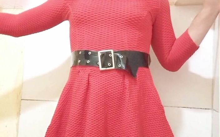 Carol videos shorts: Carol în rochie roșie