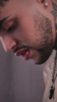 Pijpen in het gezicht hete getatoeëerde dekhengst Mike met behulp van Magische C Sweet Twink mond en bedekt zijn gezicht met dik sperma