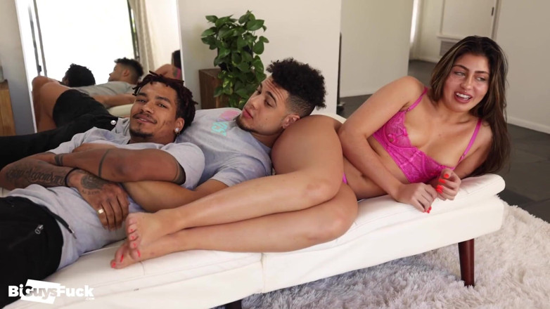 Bi Guys Fuck: Pawg teen Enola na tvářích plácali dva bi kluci s...