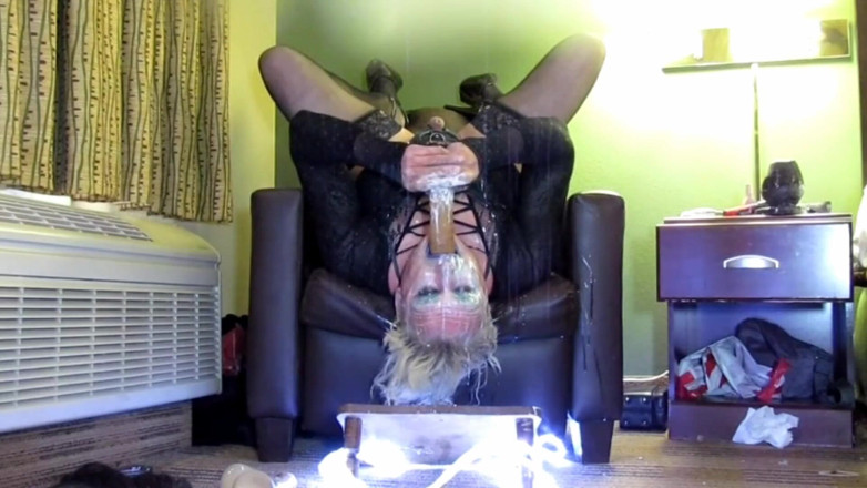 Ass destruction of a hetero sissy slut: Грязная грязная глотка с дилдо