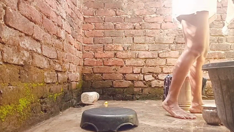 Nirman: Сделал видео сводной сестры во время купания.