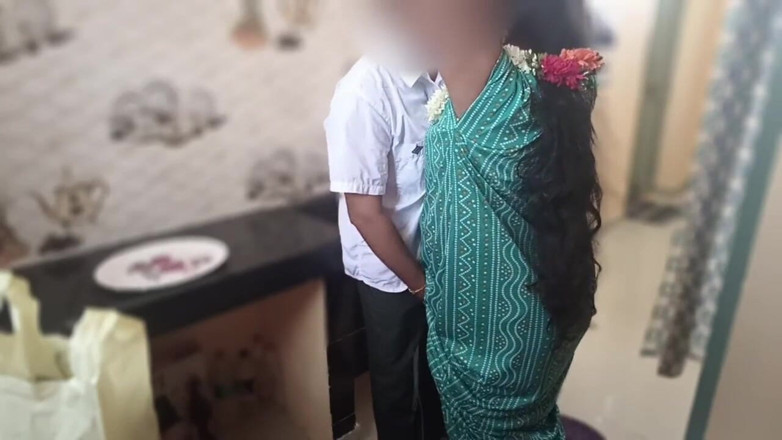 Telugu-fuckers: Hintli üvey anne mutfakta sikiliyor, yemek pişirirken sürpriz yapmak için onu...